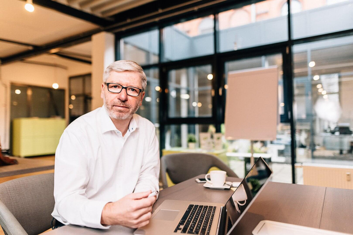 Lars Hebel sitzt am Schreibtisch